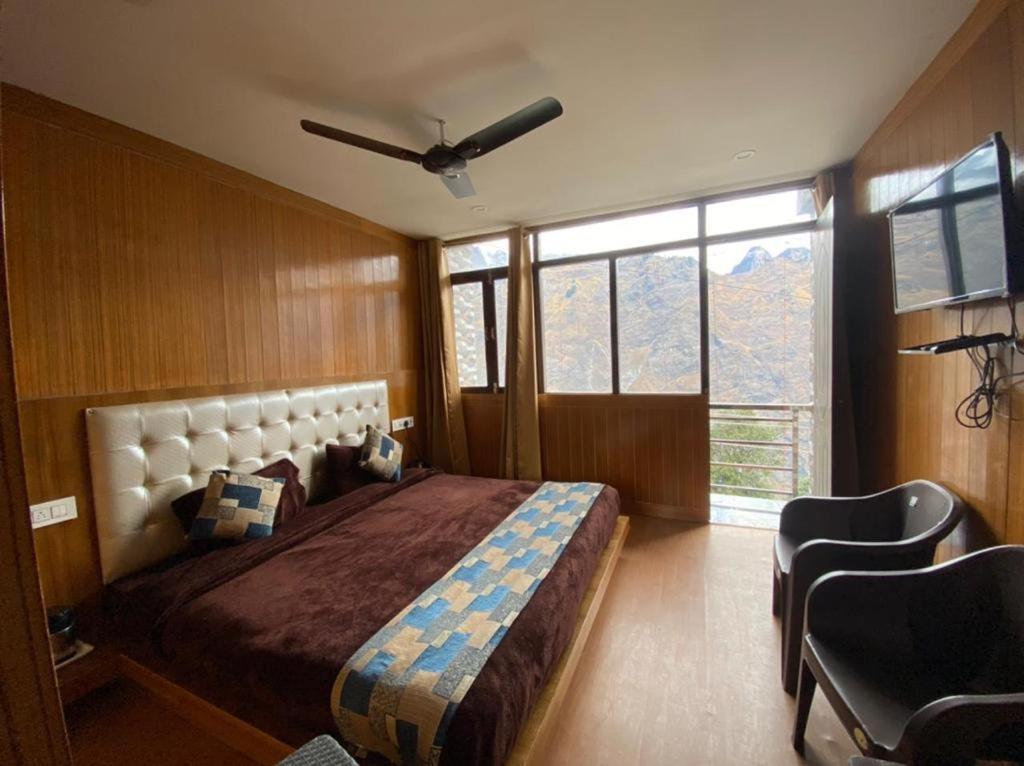 Sleeping Beauty Hotel Moutain View Property Joshīmath Exteriör bild