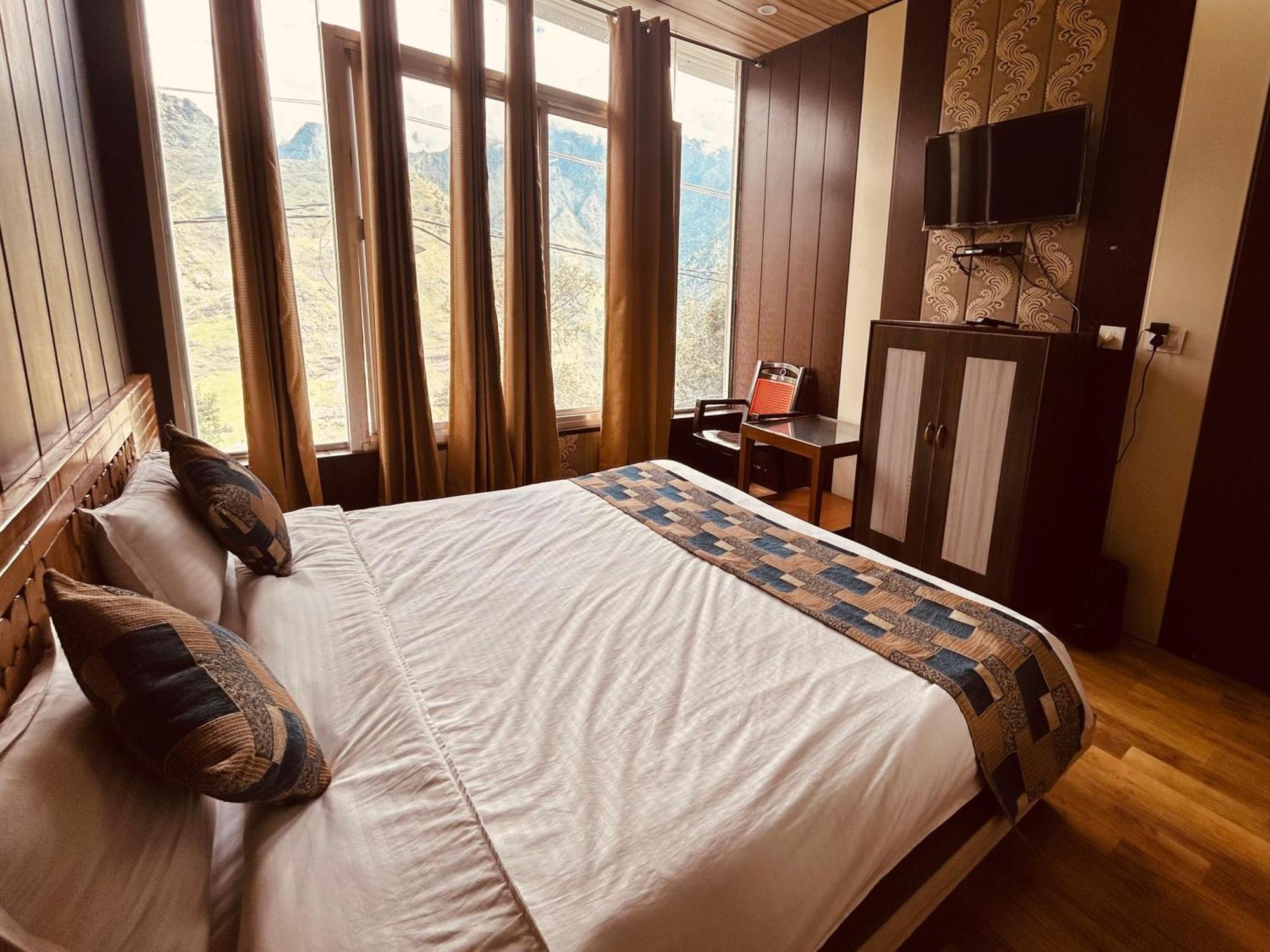 Sleeping Beauty Hotel Moutain View Property Joshīmath Exteriör bild