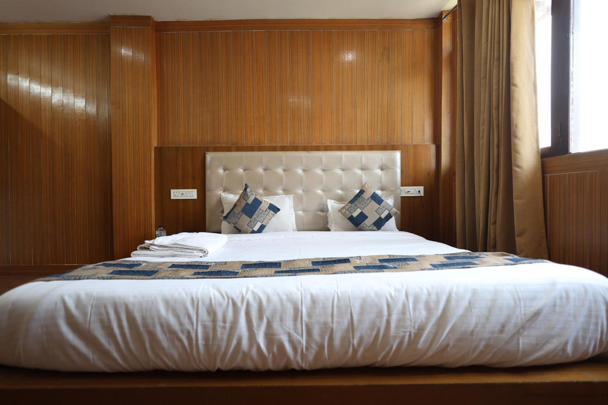 Sleeping Beauty Hotel Moutain View Property Joshīmath Exteriör bild