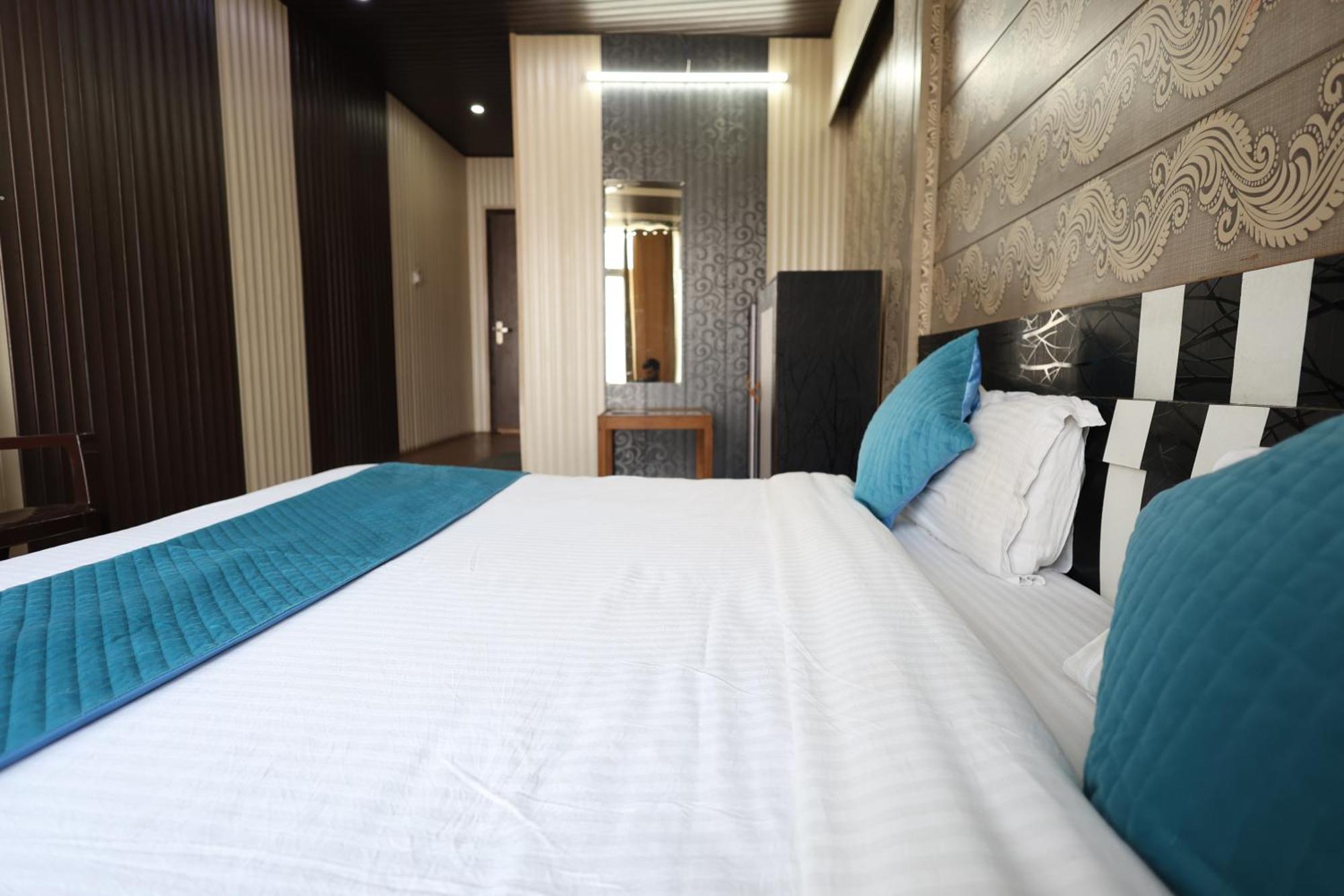 Sleeping Beauty Hotel Moutain View Property Joshīmath Exteriör bild