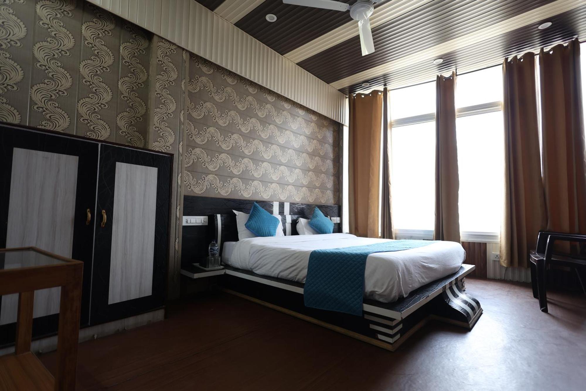 Sleeping Beauty Hotel Moutain View Property Joshīmath Exteriör bild