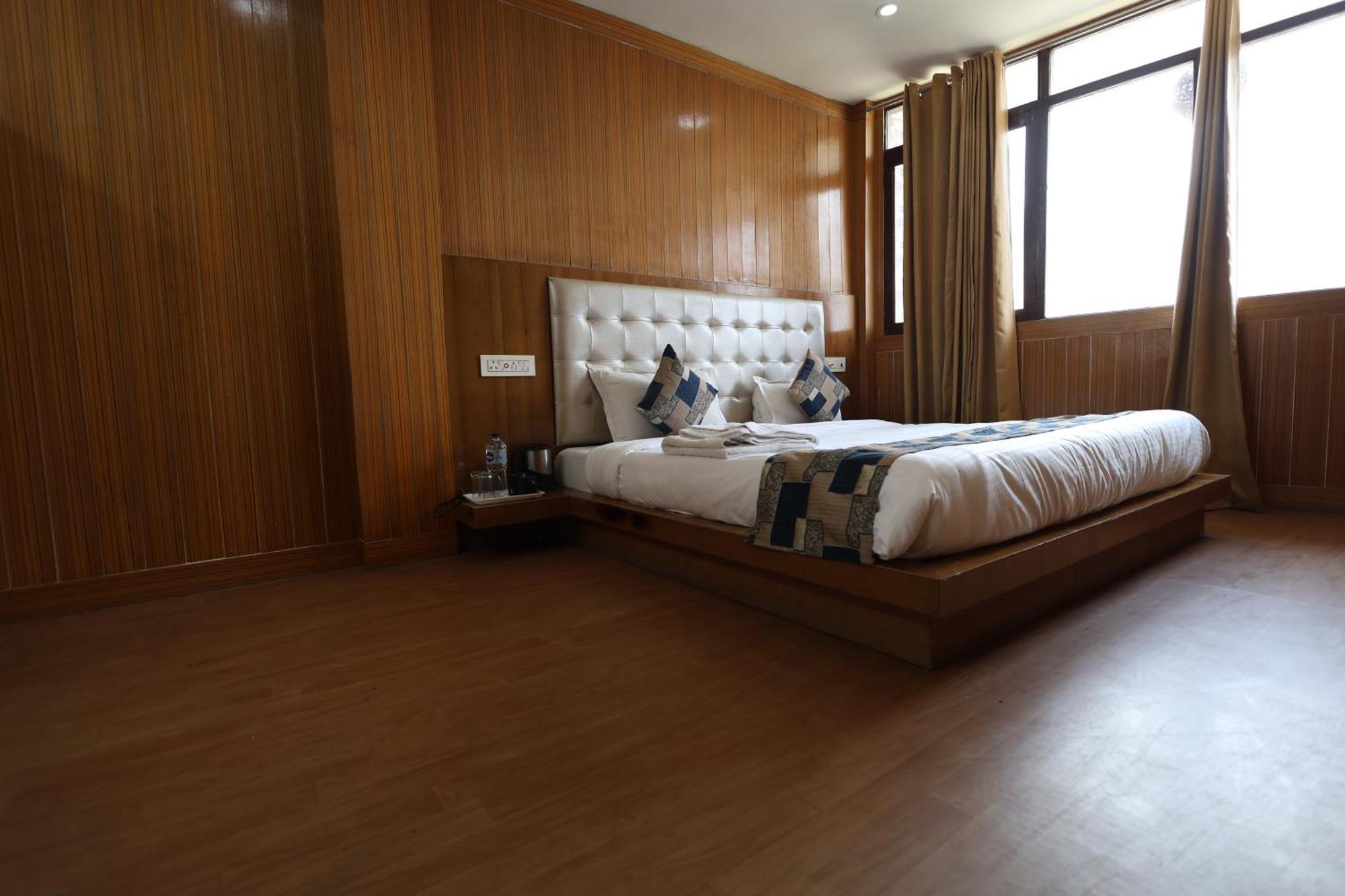 Sleeping Beauty Hotel Moutain View Property Joshīmath Exteriör bild