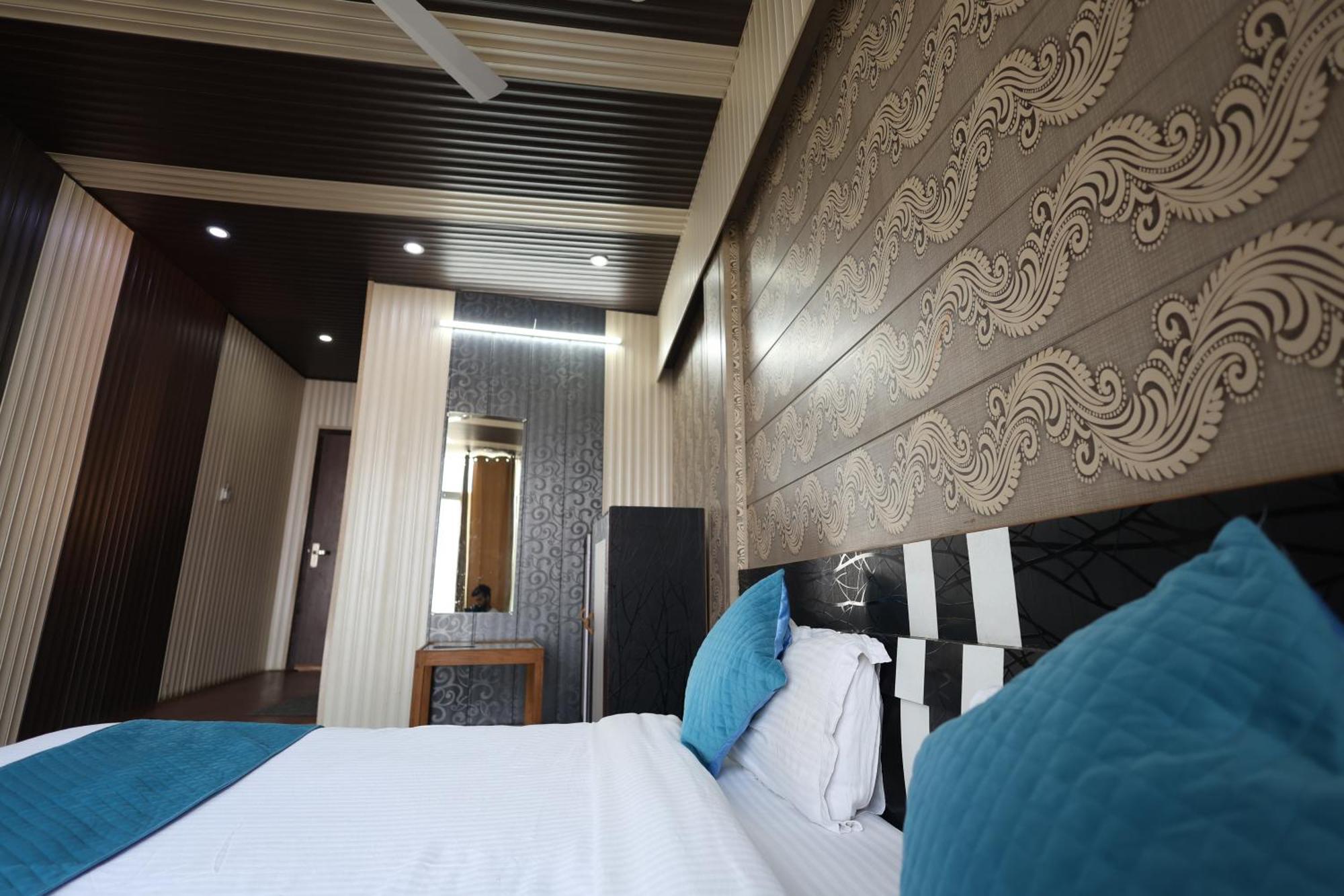 Sleeping Beauty Hotel Moutain View Property Joshīmath Exteriör bild