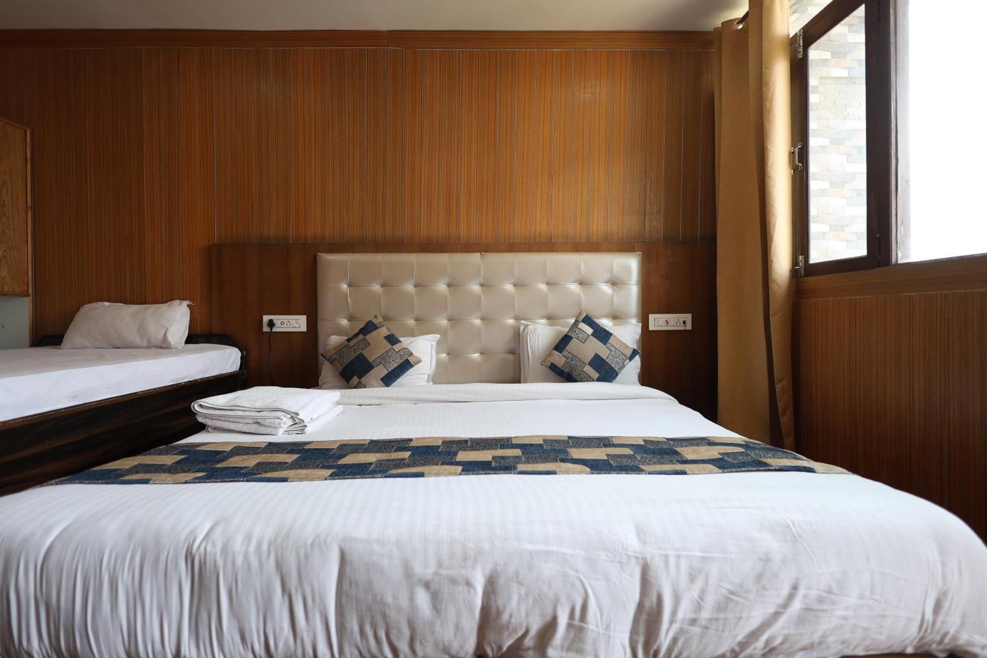 Sleeping Beauty Hotel Moutain View Property Joshīmath Exteriör bild